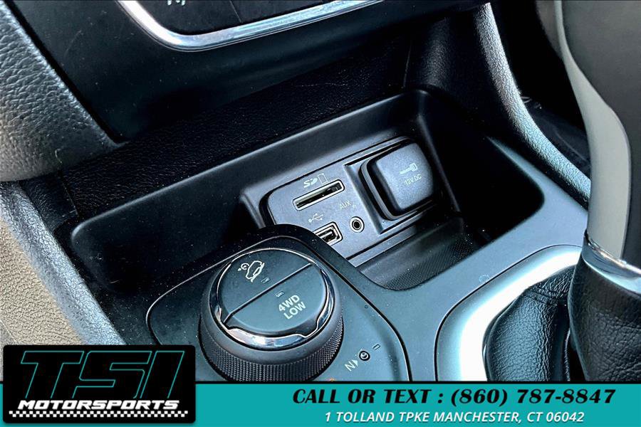 Used 2017 Jeep Cherokee Overland AWD/4WD image 33
