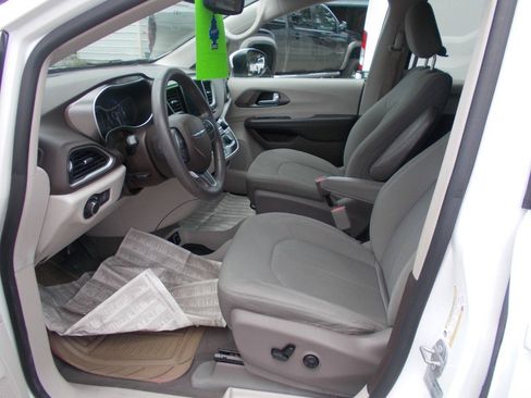 Used 2017 Chrysler Pacifica Touring FWD image 5