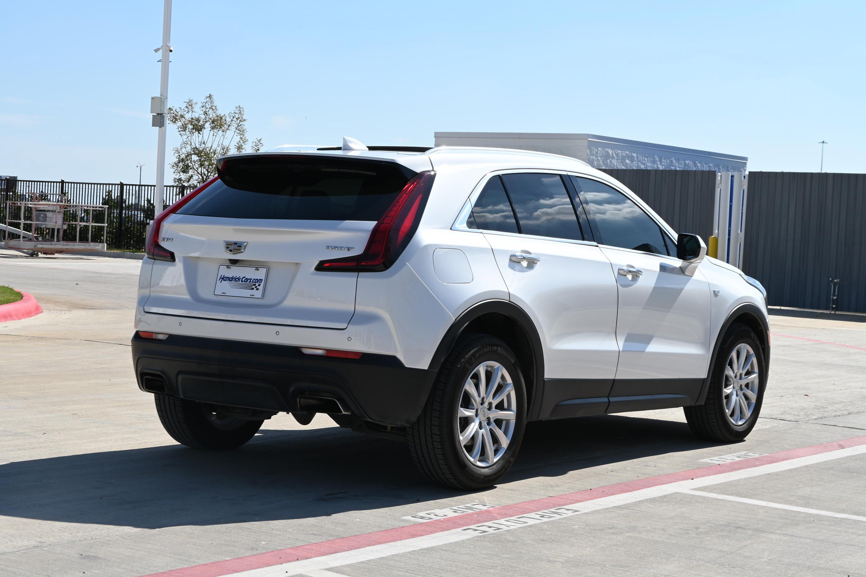 Used 2021 Cadillac XT4 Luxury w/ Cold Weather Package FWD image 9