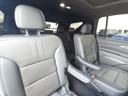 Used 2025 Chevrolet Traverse High Country FWD image 17