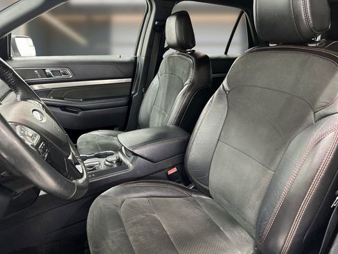 Used 2018 Ford Explorer XLT w/ XLT Appearance Package image 8