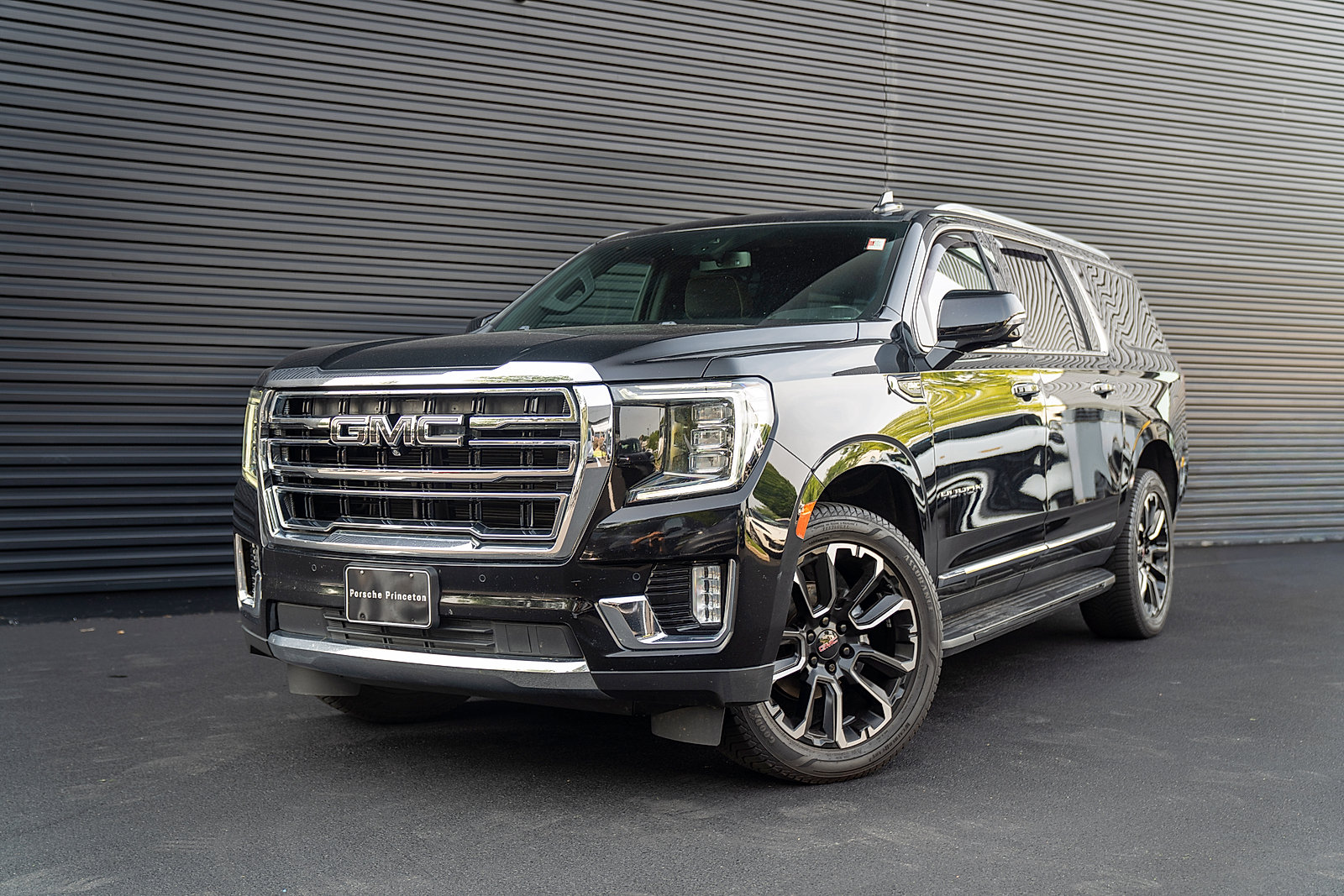 Used 2022 GMC Yukon XL SLT w/ SLT Luxury Package AWD/4WD image 1