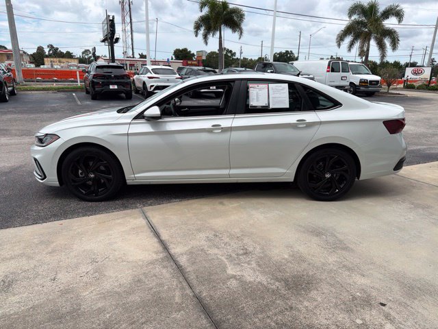 Used 2025 Volkswagen Jetta SE FWD image 5