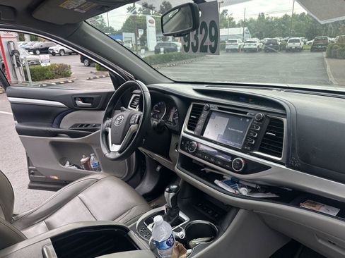 Used 2016 Toyota Highlander XLE AWD/4WD image 21