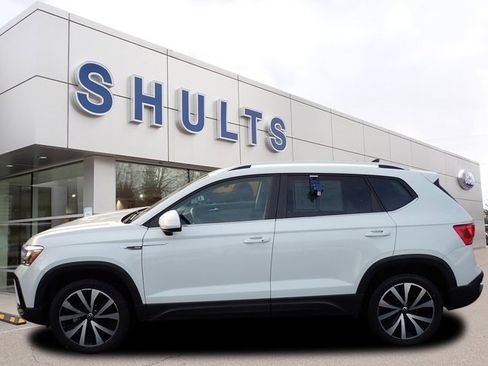 Used 2022 Volkswagen Taos SE image 2