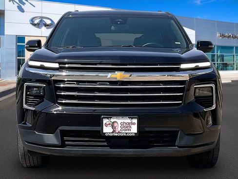 Used 2025 Chevrolet Traverse LT FWD image 3