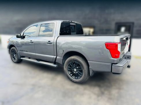 Used 2019 Nissan Titan SV w/ SV Convenience Package image 3