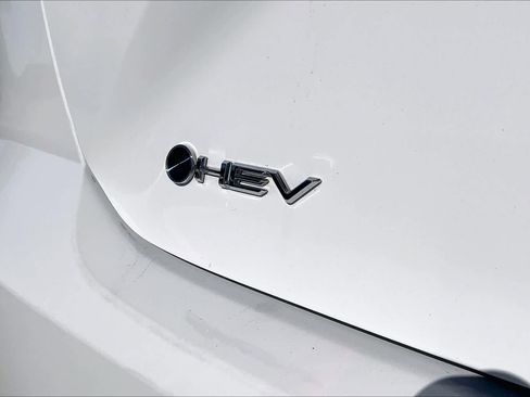 Used 2025 Toyota Camry LE image 7