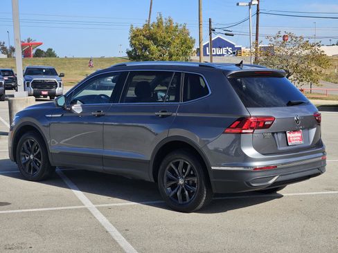 Used 2024 Volkswagen Tiguan SE image 3