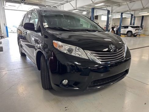 Used 2017 Toyota Sienna XLE w/ XLE Navigation Package image 33