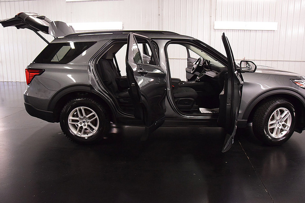 Used 2025 Ford Explorer Active AWD/4WD image 35