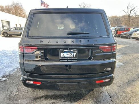 Used 2023 Jeep Wagoneer 4WD image 7