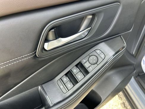 Used 2023 Nissan Rogue SV w/ SV Premium Package image 16