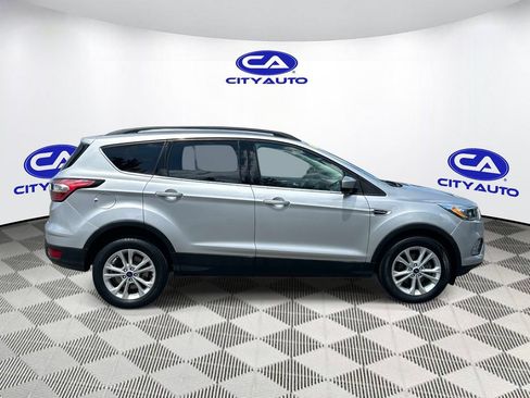 Used 2017 Ford Escape SE w/ Equipment Group 201A FWD image 2