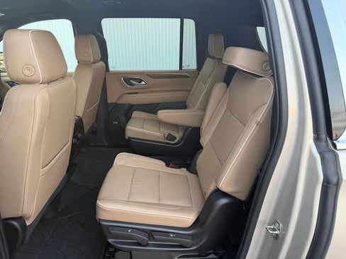 Used 2023 Chevrolet Suburban Premier AWD/4WD image 18