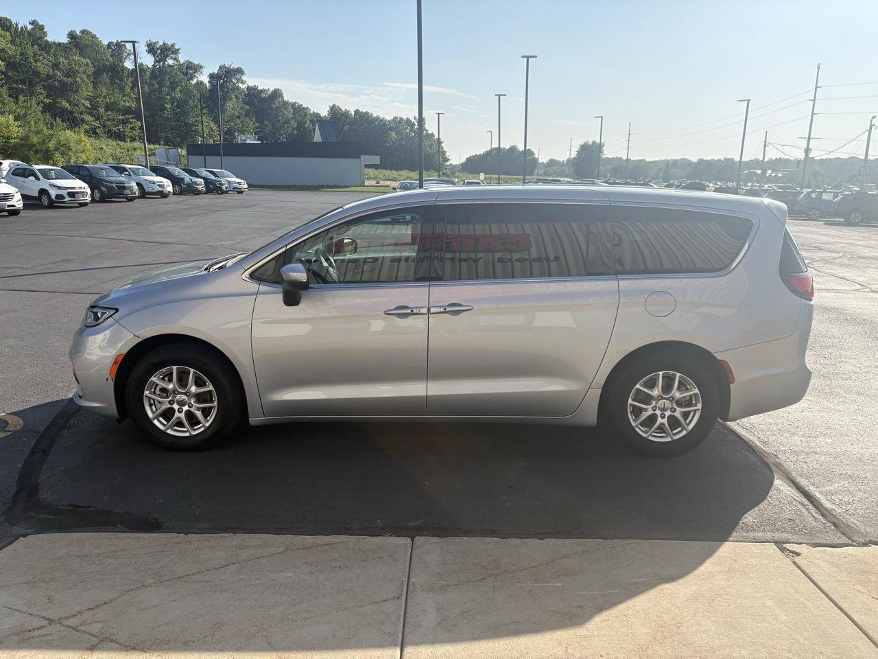 Used 2023 Chrysler Pacifica Touring-L FWD image 5