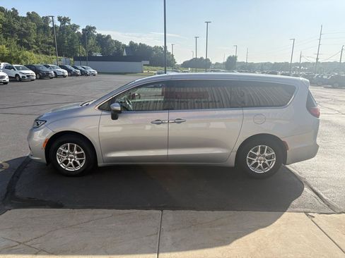 Used 2023 Chrysler Pacifica Touring-L FWD image 5