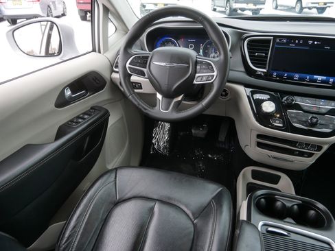 Certified 2022 Chrysler Pacifica Touring-L image 9