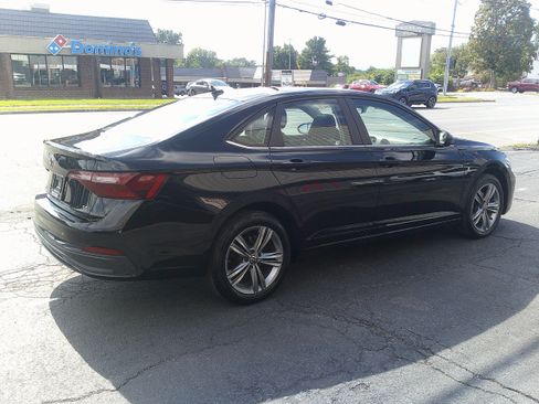 Used 2024 Volkswagen Jetta SE FWD image 9