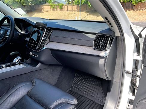 Used 2025 Volvo XC90 T8 Ultra w/ Protection Package Premier AWD/4WD image 18
