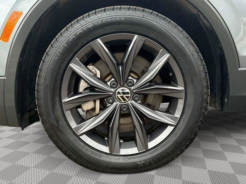 Used 2022 Volkswagen Tiguan SE w/ Panoramic Sunroof Package AWD/4WD image 9