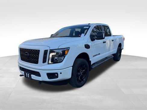 Used 2019 Nissan Titan SV w/ SV Convenience Package image 5