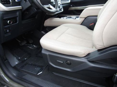 Used 2024 Ford Expedition XLT image 17