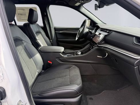 New 2026 Jeep Grand Cherokee Altitude image 17