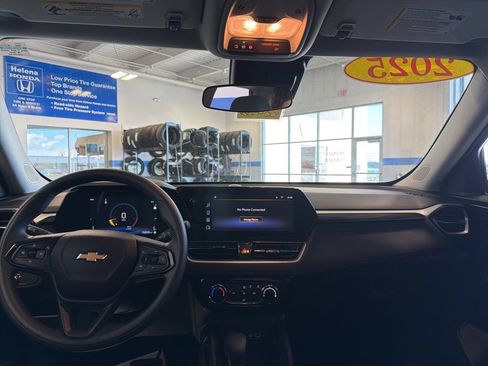 Used 2025 Chevrolet TrailBlazer LT AWD/4WD image 9