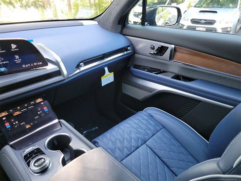 New 2026 Cadillac Vistiq Premium Luxury w/ LPO, Floor Liner Package image 15