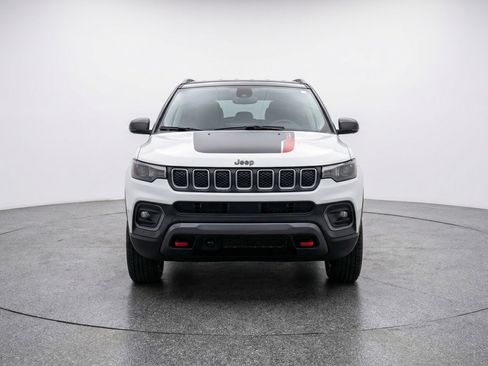 Used 2025 Jeep Compass Trailhawk image 2