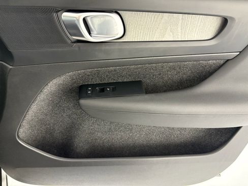 Used 2024 Volvo XC40 B5 Core image 40