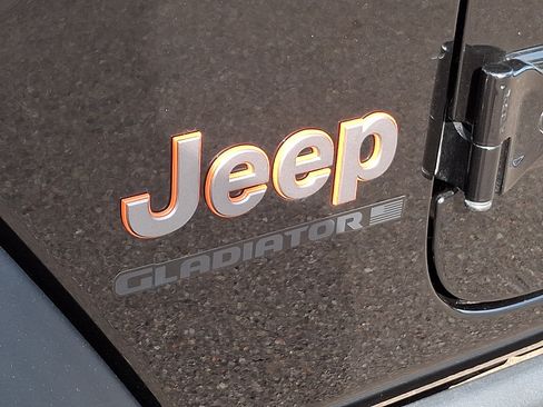 Used 2025 Jeep Gladiator Mojave w/ Safety Group AWD/4WD image 30