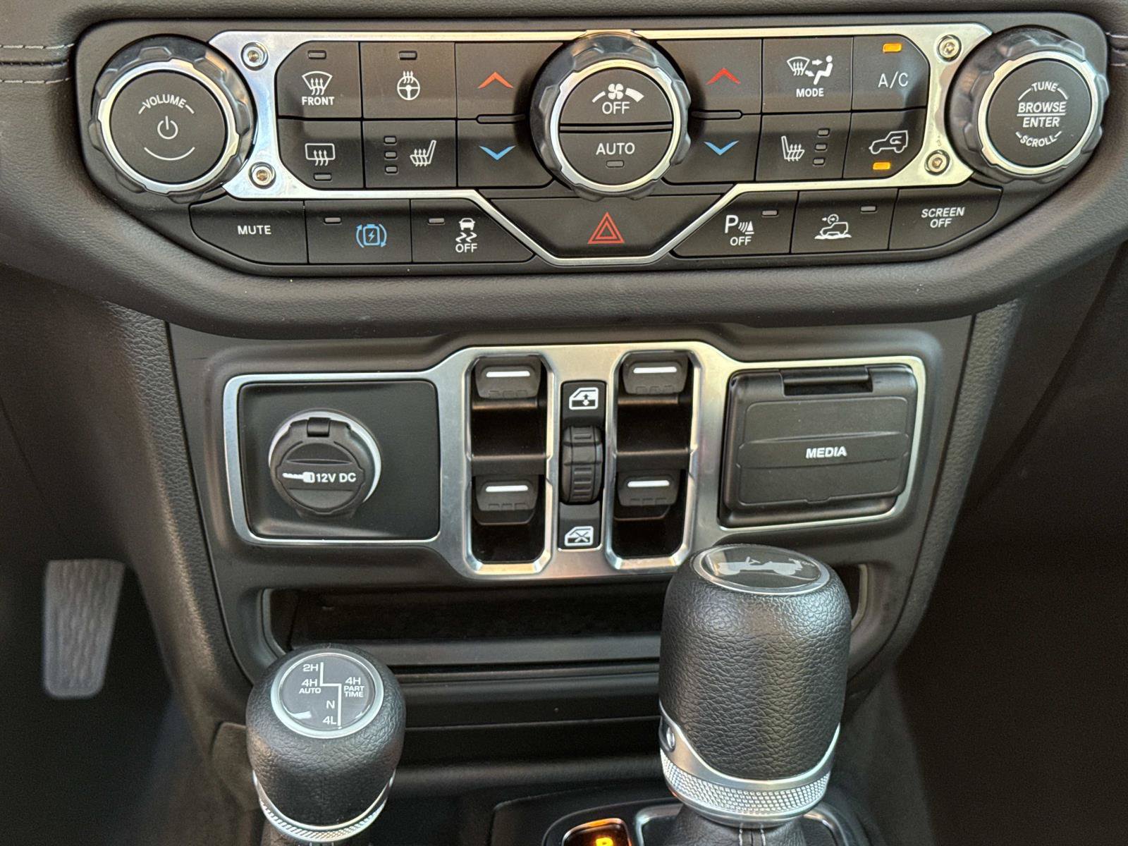 Used 2025 Jeep Wrangler Unlimited Sahara w/ Safety Group AWD/4WD image 24
