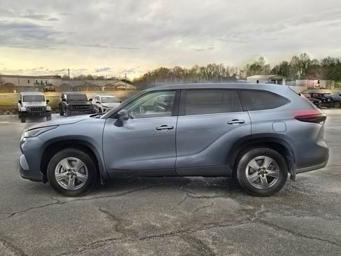 Used 2022 Toyota Highlander LE image 10