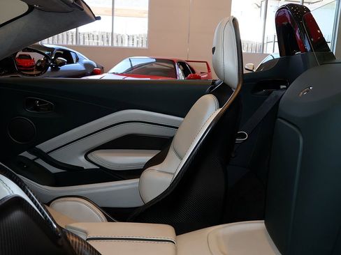 Used 2023 Aston Martin V12 Vantage Roadster RWD image 81