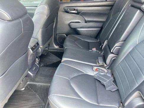 Used 2023 Toyota Highlander XLE FWD image 21