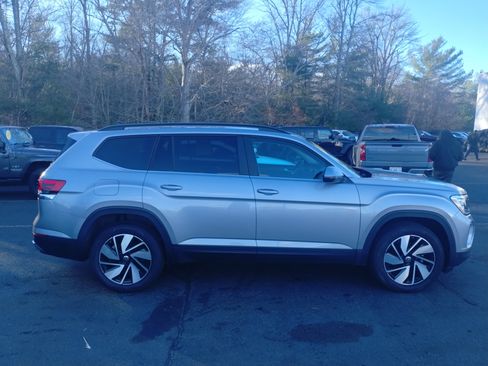 Used 2024 Volkswagen Atlas SE image 2