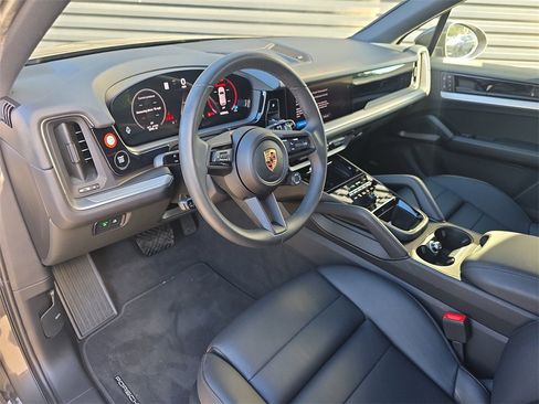 Used 2025 Porsche Cayenne image 4