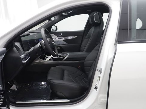 Certified 2025 BMW 760i xDrive w/ Executive Package AWD/4WD image 5