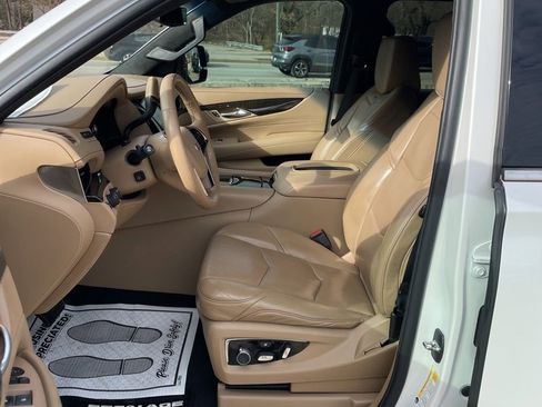 Used 2019 Cadillac Escalade Platinum image 5