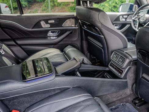 Used 2025 Mercedes-Benz Maybach GLS 600 4MATIC image 29