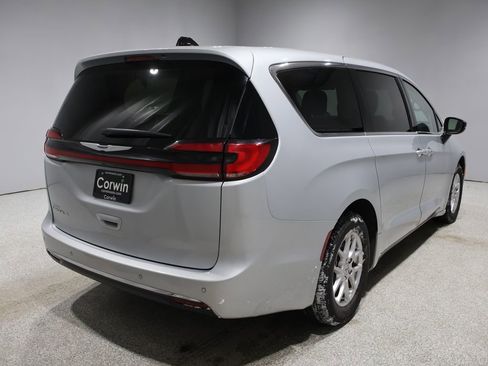 Certified 2024 Chrysler Pacifica Touring-L image 3