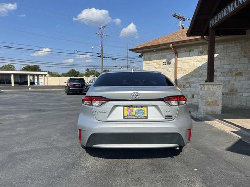 Used 2021 Toyota Corolla LE image 4