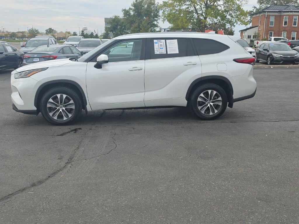 Used 2023 Toyota Highlander XLE AWD/4WD image 4