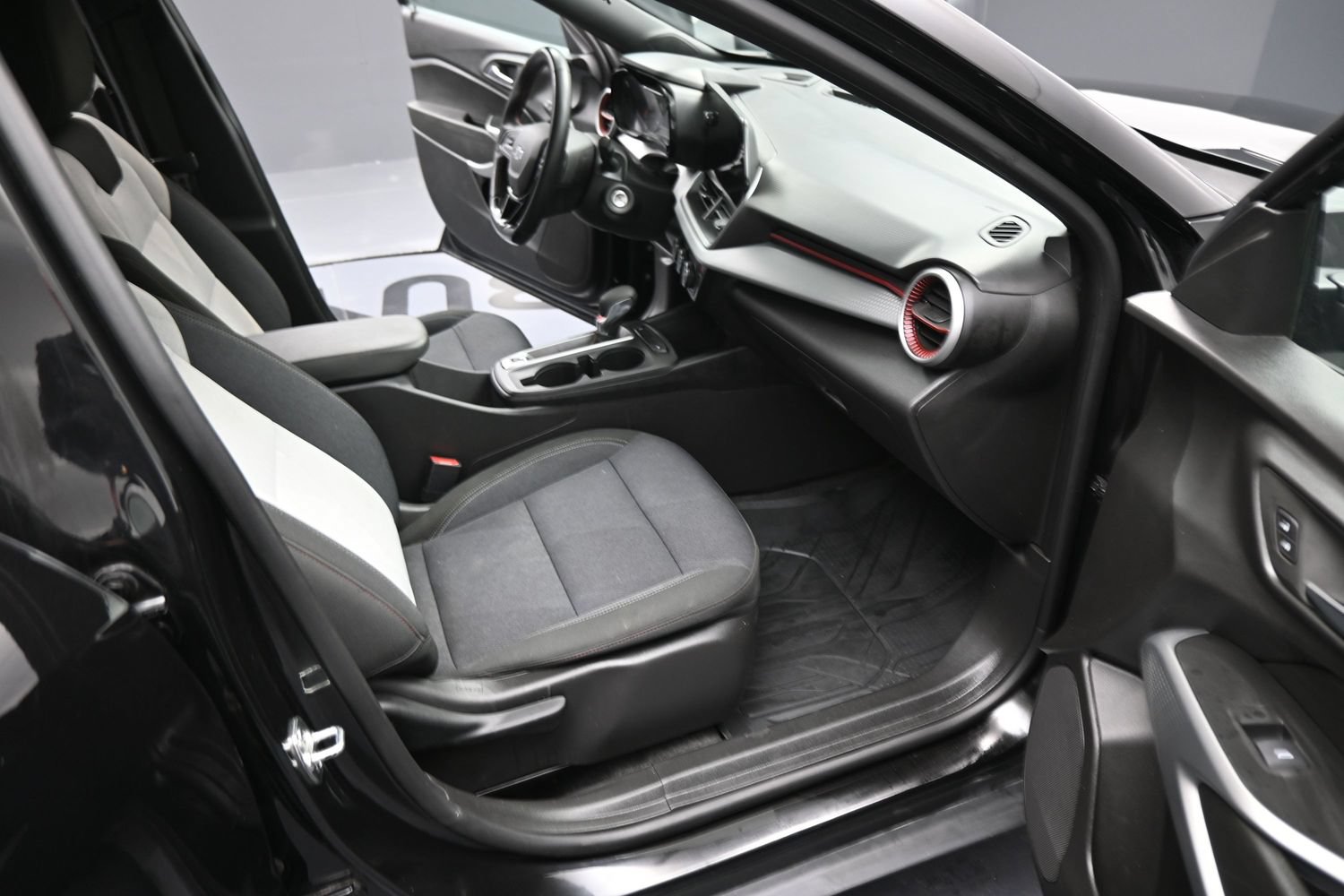 Used 2025 Chevrolet Trax RS FWD image 20