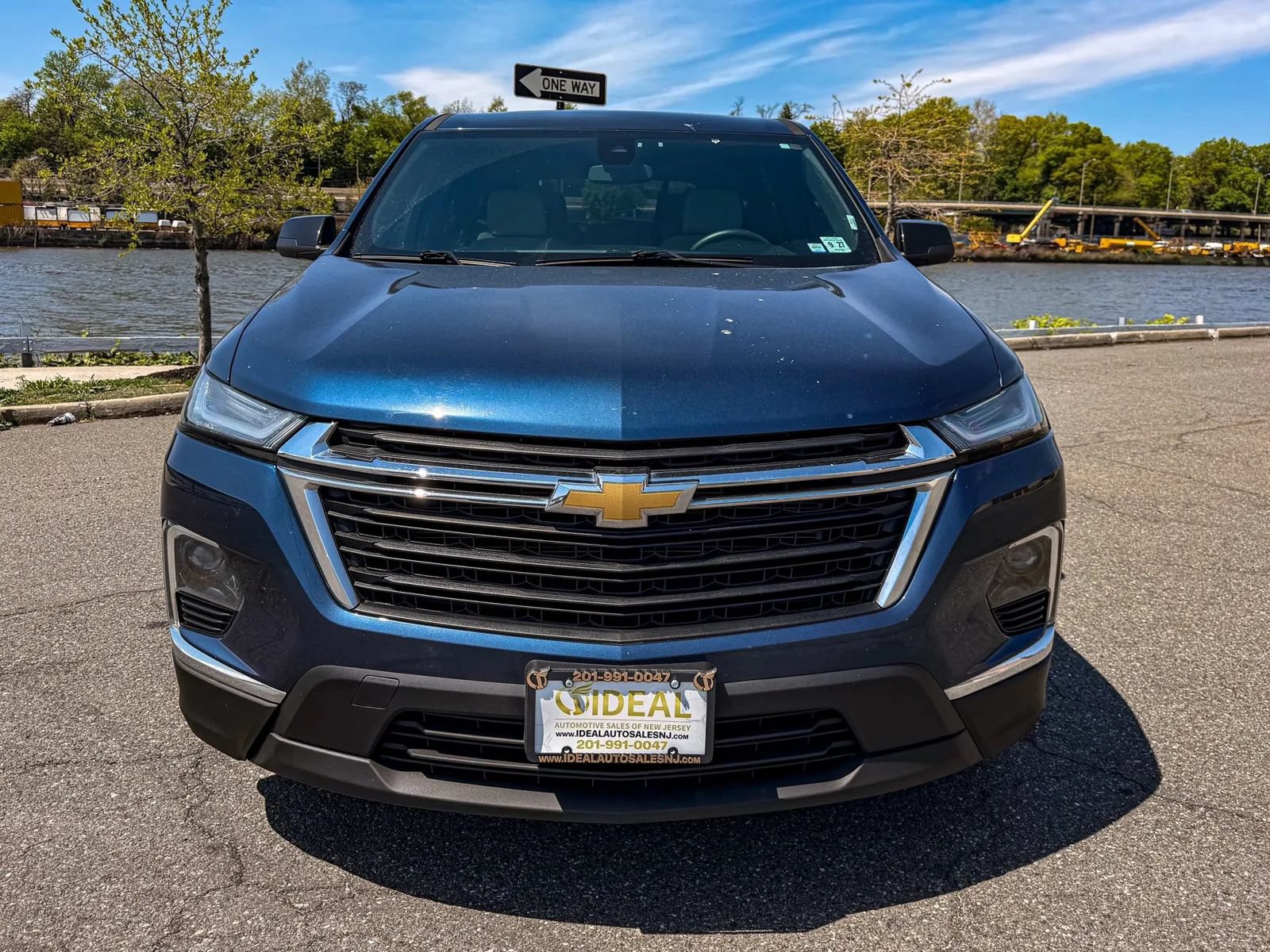 Used 2022 Chevrolet Traverse LS FWD image 2