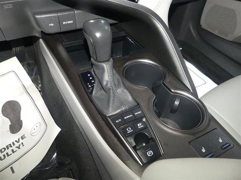 Used 2022 Toyota Camry SE w/ Cold Weather Package FWD image 39