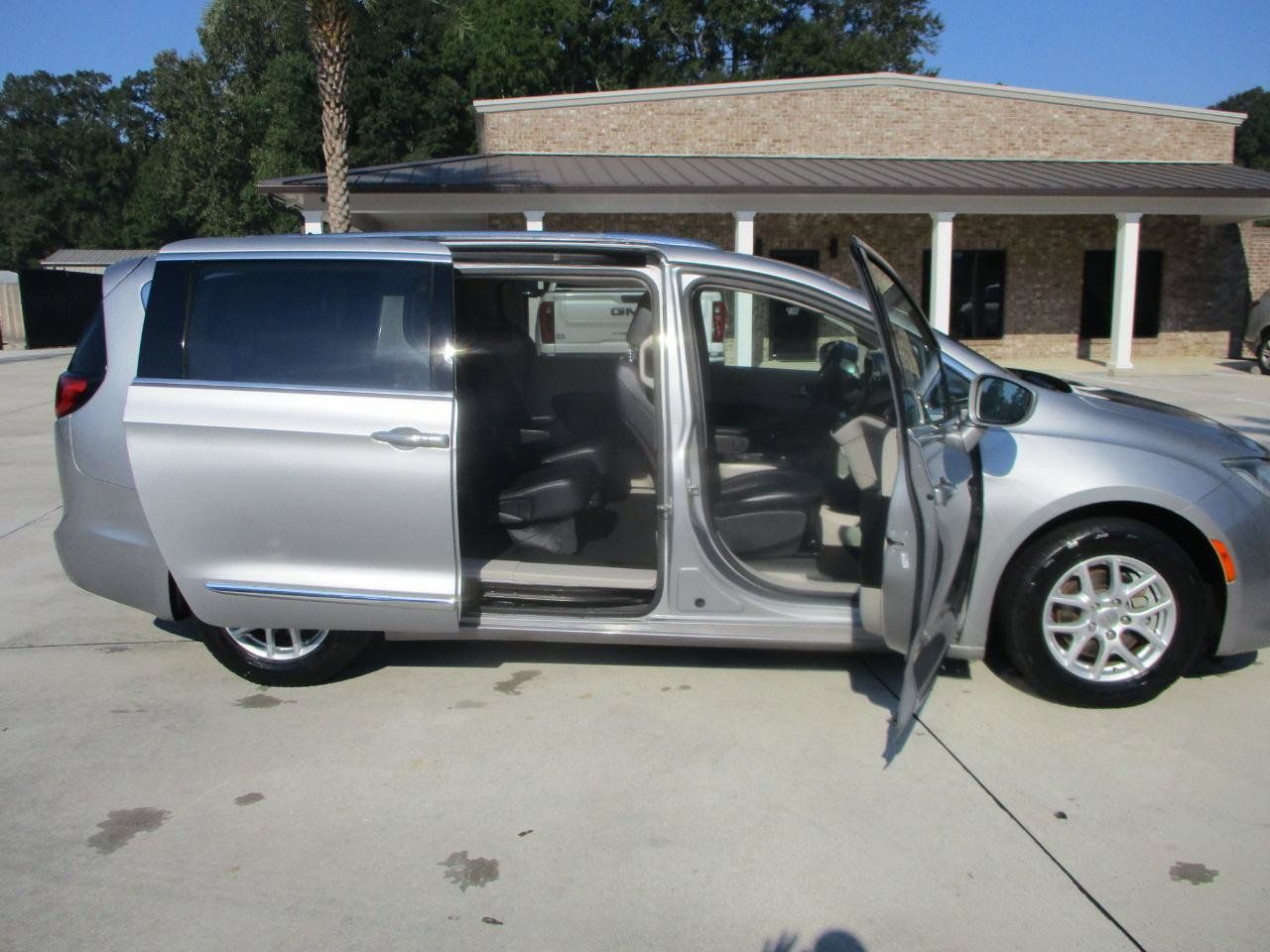 Used 2020 Chrysler Pacifica Touring-L FWD image 13