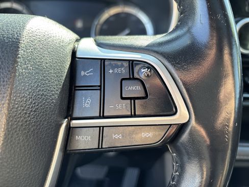 Used 2022 Toyota Highlander XSE AWD/4WD image 16